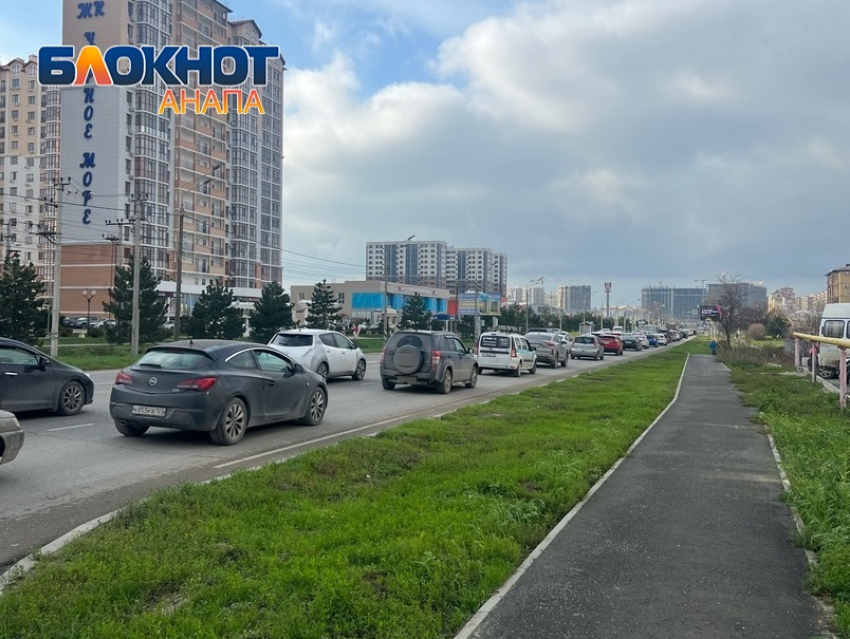 Предновогодняя суета в Анапе: пробки в городе и очереди в магазинах