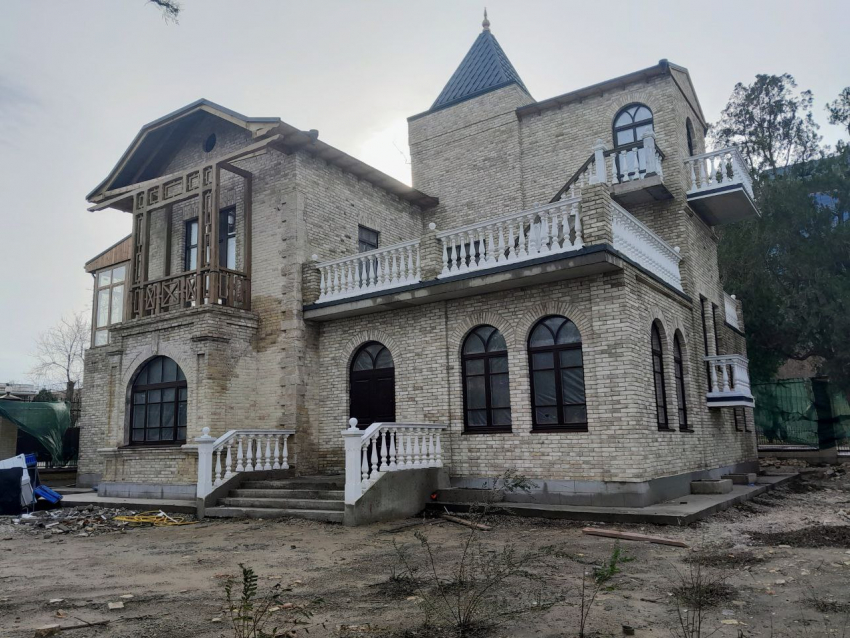 Реконструкция не завершена: культурный объект «Дача Дицмана» в Анапе всё еще не достроен
