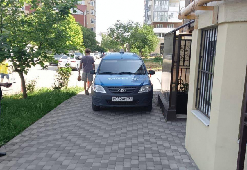 Водитель «Почты России» припарковался на тротуаре и был привлечён к ответственности в Анапе