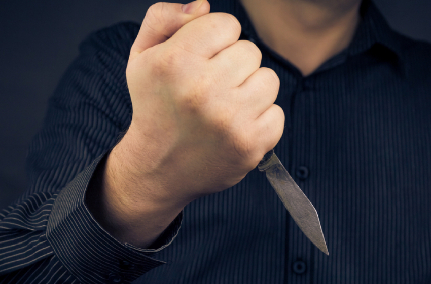 В Анапе присудили 200 часов обязательных работ за удар ножом в спину спящего сына