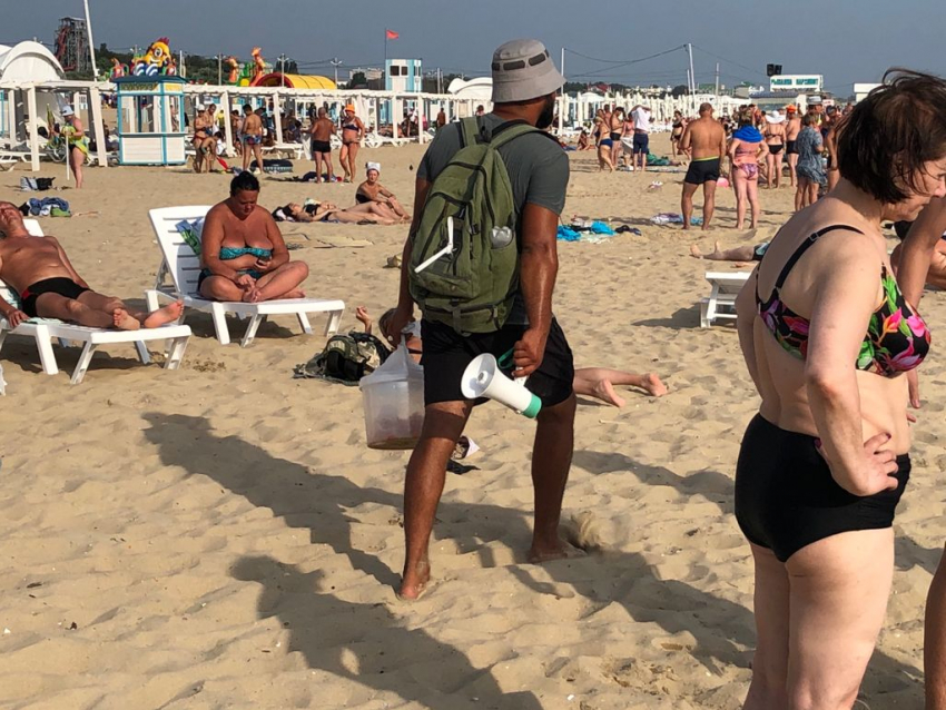 В Анапе продавцов - нелегалов на пляже распугивают при помощи беспилотников