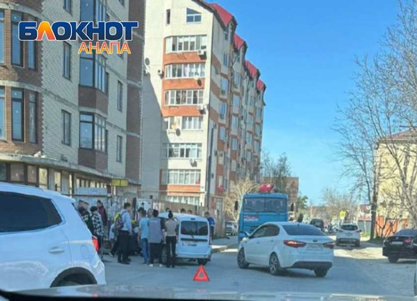 В Анапе серьезное ДТП – автомобиль вдавил подростка в забор