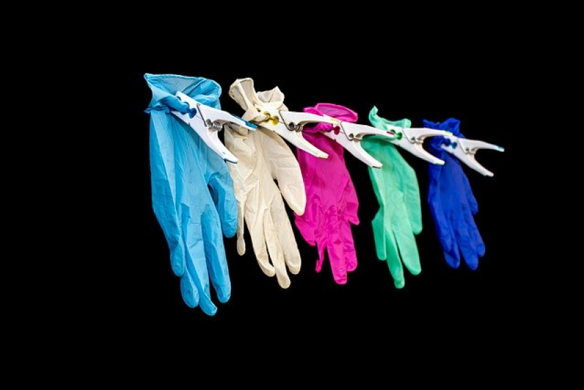 Модные тенденции анапчанам диктует коронавирус: носим одноразовые перчатки