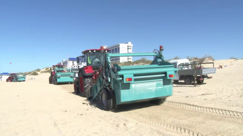 Спецтехника в Анапе проводит масштабную очистку береговой линии после демонтажа защитного вала