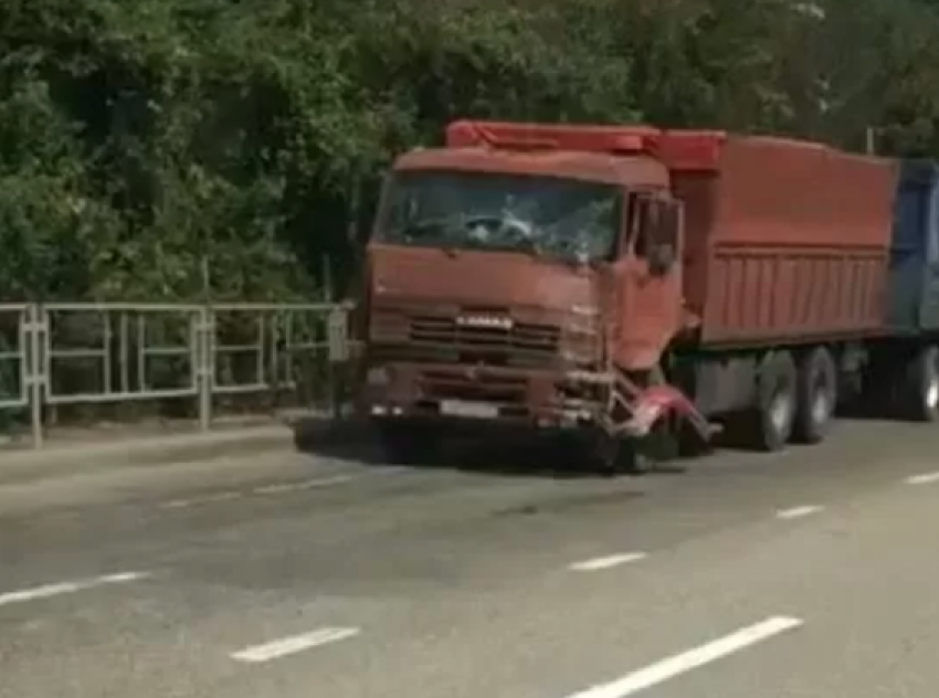 На дороге Краснодар - Верхнебаканский - Анапа снова произошло ДТП на встречке в районе п. Горный