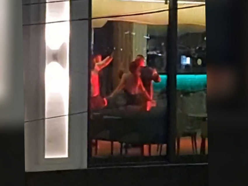 «Клизму им со скипидаром» – споры вокруг «шабаша» в анапском кафе под Верку Сердючку