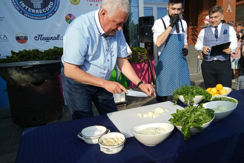 Мэр Анапы удивил всех приготовлением самой большой в мире порцией мидий