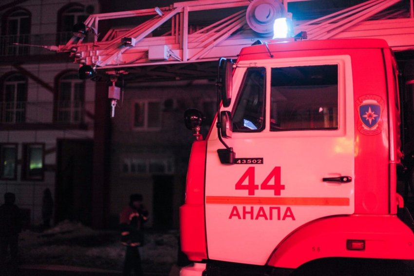 В Анапе 15 пожарных приехали на ложный вызов