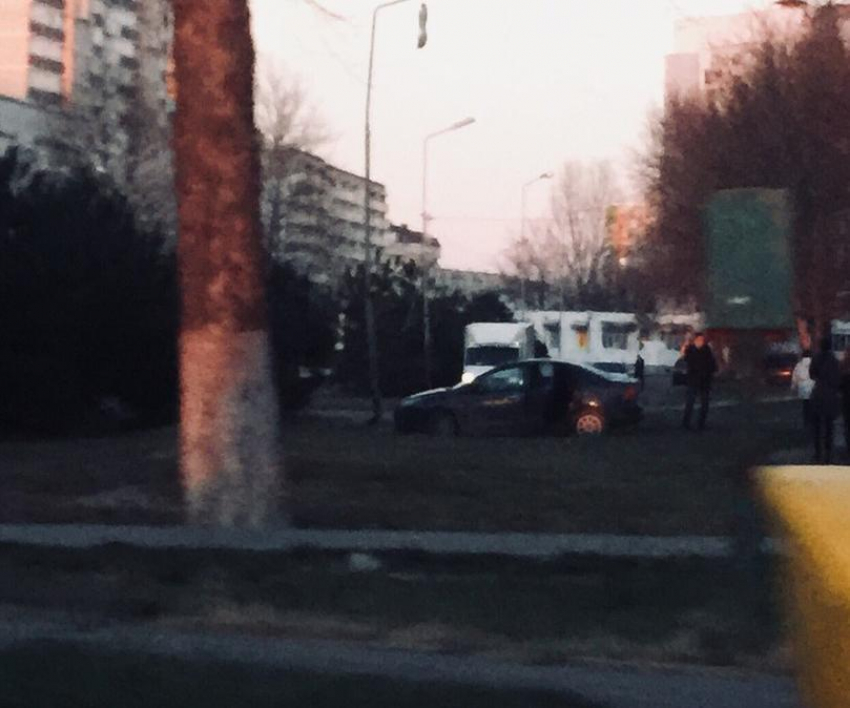 В Анапе на улице Ленина иномарка врезалась в столб