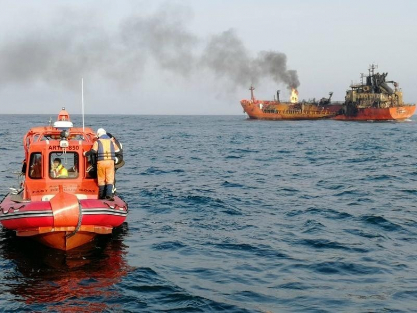 Спасатели потушили пожар на двух судах, которые загорелись в море недалеко от Анапы