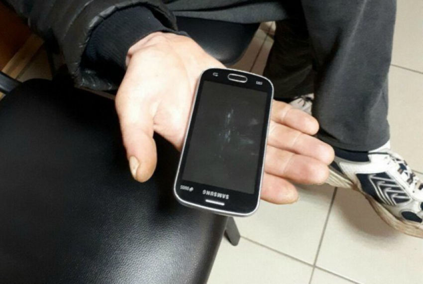76-летнему анапчанину предъявлено обвинение в краже телефона в аэропорту