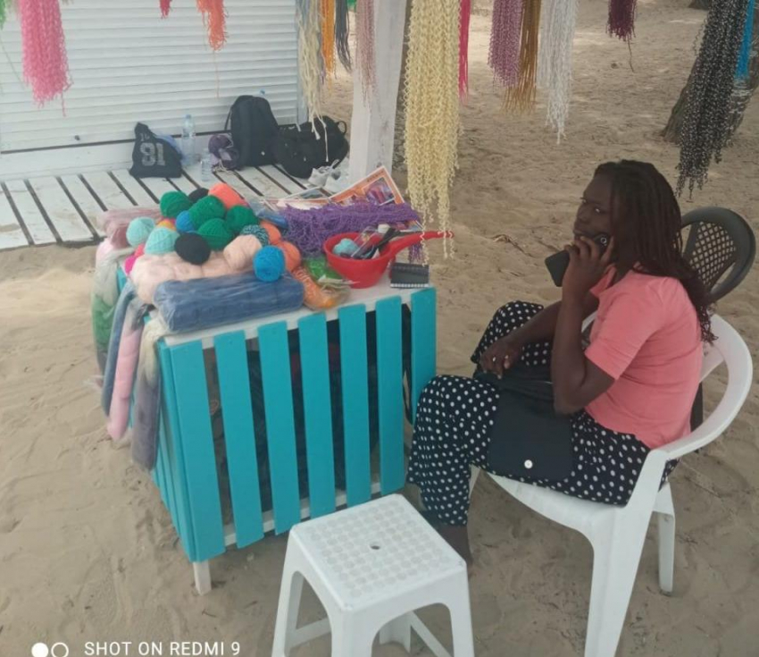 Плетущих косички темнокожих дам привлекли к ответственности анапские полицейские