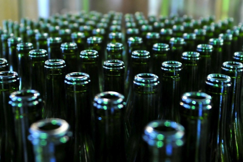 В Анапе местный житель хранил у себя дома свыше 8 тысяч литров поддельного алкоголя