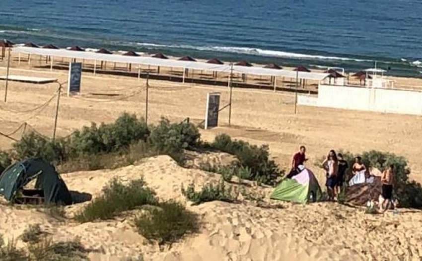 Туристы в Анапе разбили на пляже палатки и наплевали на требования Роспотребнадзора