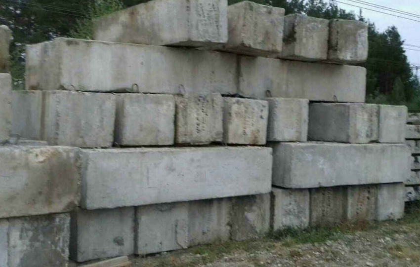 На стройке в Анапе на ноги 12-летней девочке упал тяжелый фундаментный бетонный блок