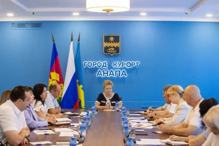 На совещании в Анапе рассмотрели вопросы работы АЗС, пляжей и школ