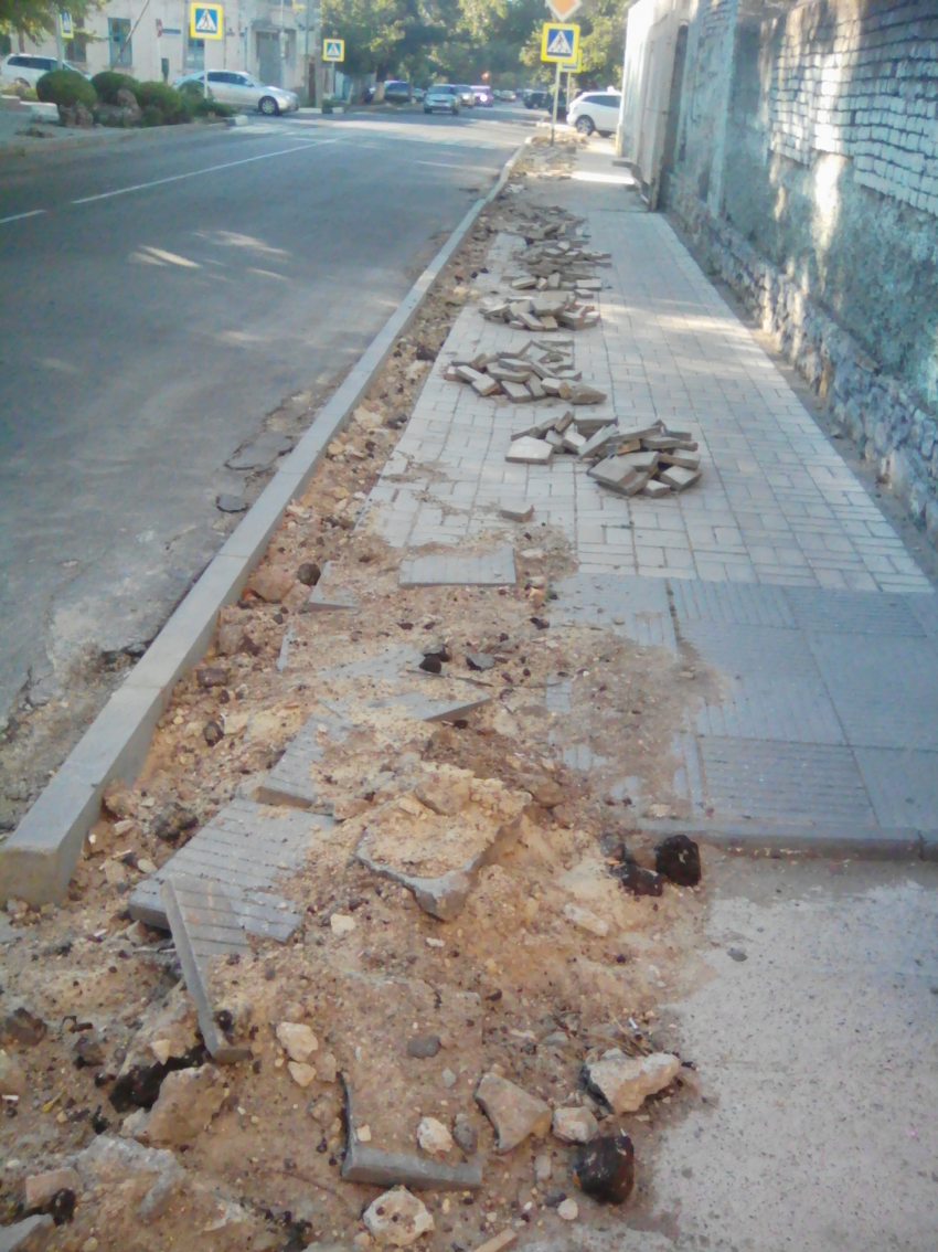 На анапских улицах забросили ремонт тротуара