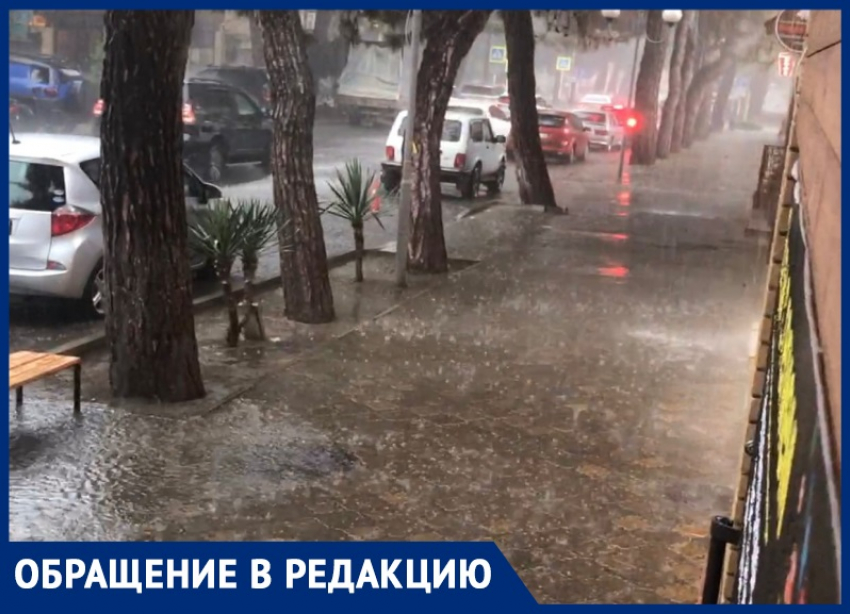 «А кто мне полы мыть будет?»: двух девушек выгнали из магазина в ливень