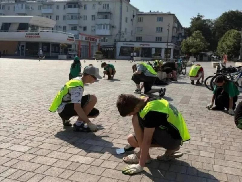В Анапе к уборке города подключилась молодёжная бригада «БлагоДвиж»: первый трудовой опыт и порядок на улицах