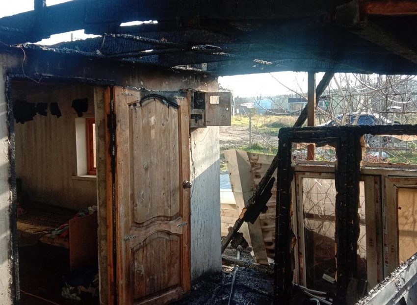 В СОТ «Нива» сгорела баня, а в Анапе на Парковой - хозпостройка