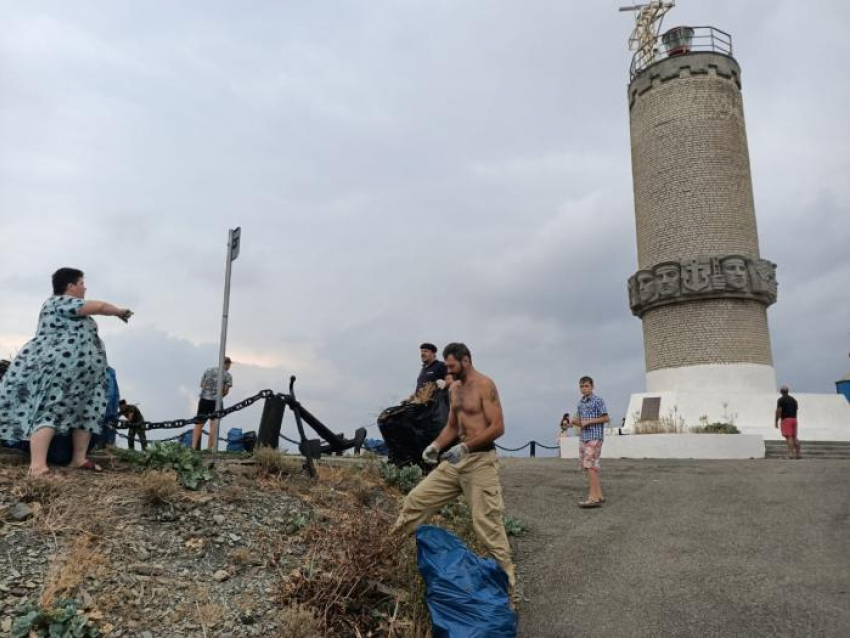 Утришский маяк и мемориал в Анапе активисты привели в порядок