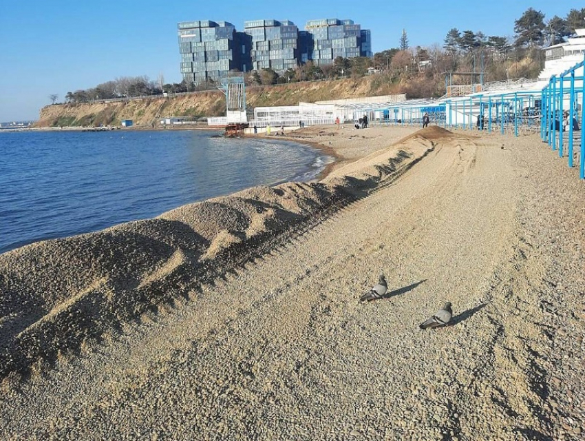 Пляж в районе Малой бухты в Анапе обновляют