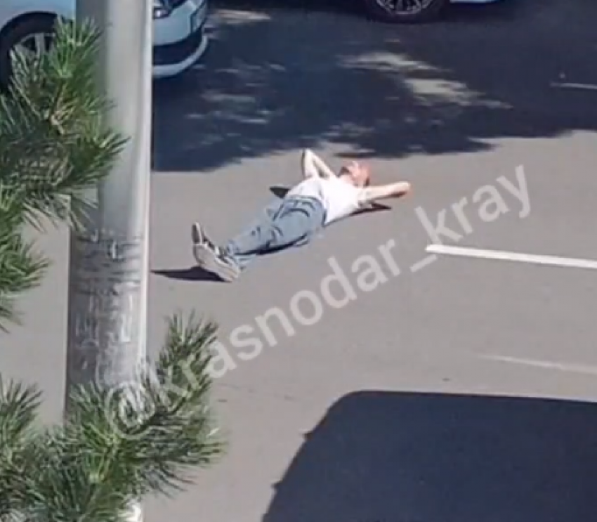  Неадекватный мужчина бросается под машины в Анапе 
