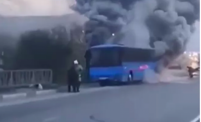 На трассе Анапа-Краснодар из горящего автобуса эвакуировали 20 пассажиров