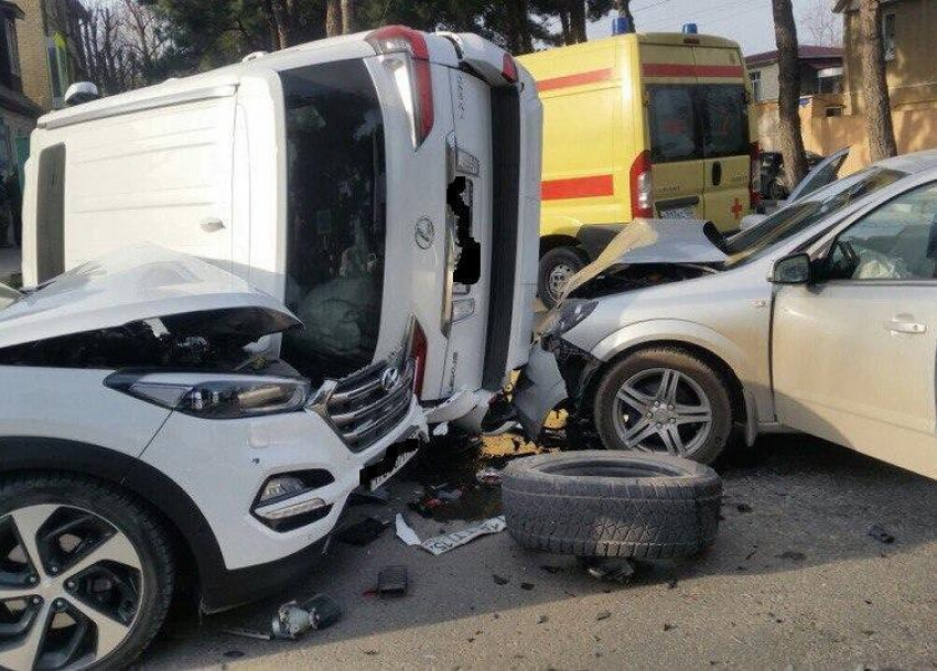 Групповое ДТП в Анапе: водитель «Лексуса» поплатился за хамство перевёрнутой машиной