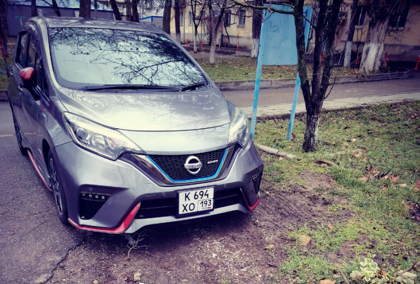 Жители Анапы жалуются на самовольную стоянку на газоне на Новороссийской