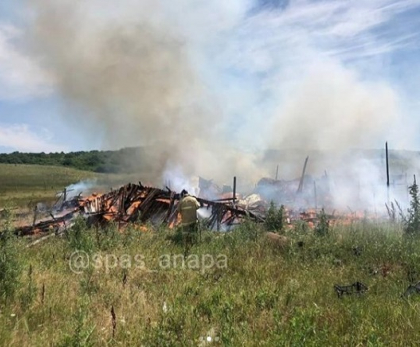 В Куматыре под Анапой загорелась ферма 