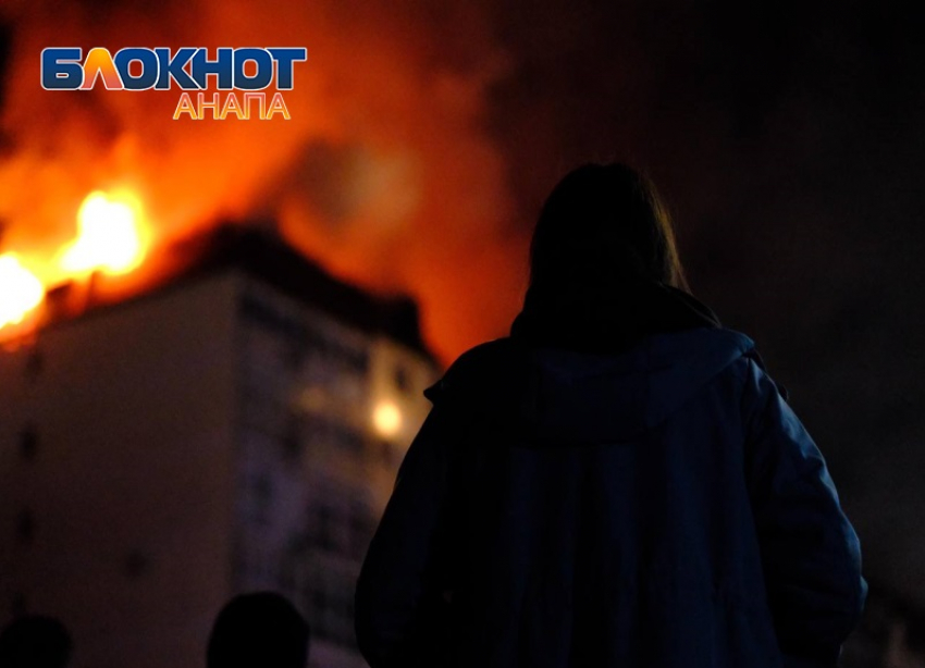 Горел 5 часов: в Анапе на улице Объездной локализовано открытое горение жилого дома