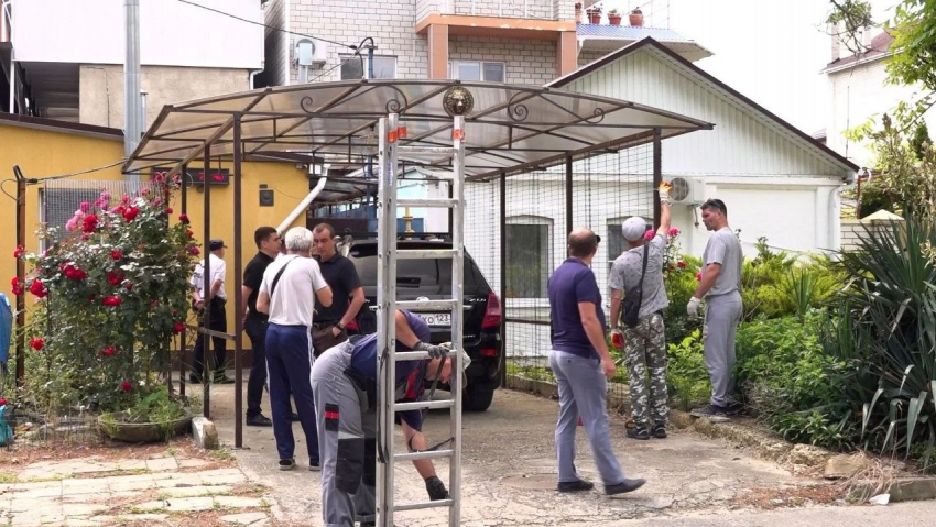 В Анапе начали освобождать муниципальную землю от незаконных навесов