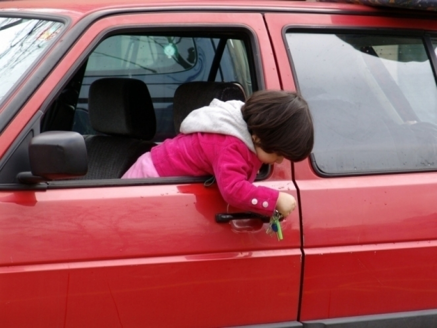 Анапским родителям запретили оставлять детей в машине без присмотра