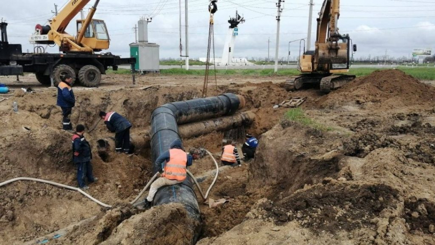 В Анапе продолжаются работы на водоводе, водовозки привезли первую партию воды