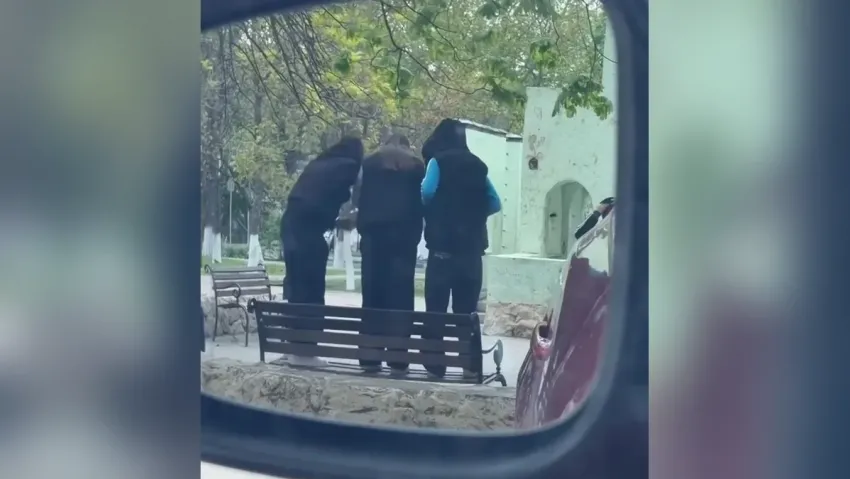 В Анапе установили школьниц после попытки сломать скамейку