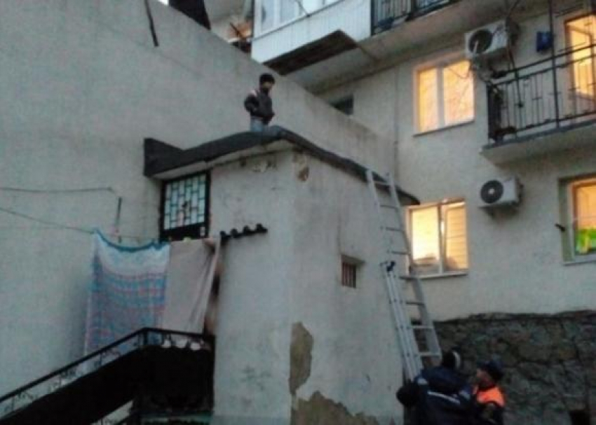В Анапе девчонки ходили по карнизам, а в Новороссийске 5-летний малыш вылез на крышу 