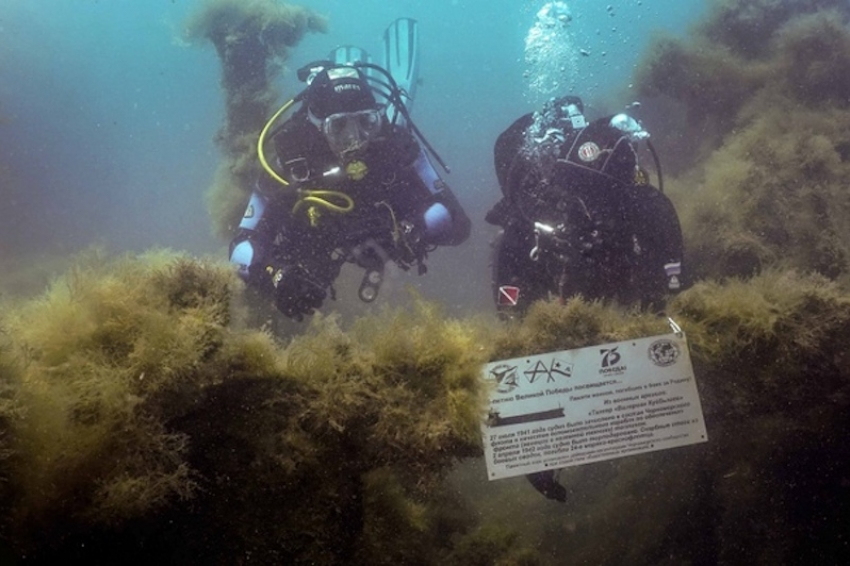 В Анапе на дне моря дайверы установили памятный знак на затонувшем в войну танкере