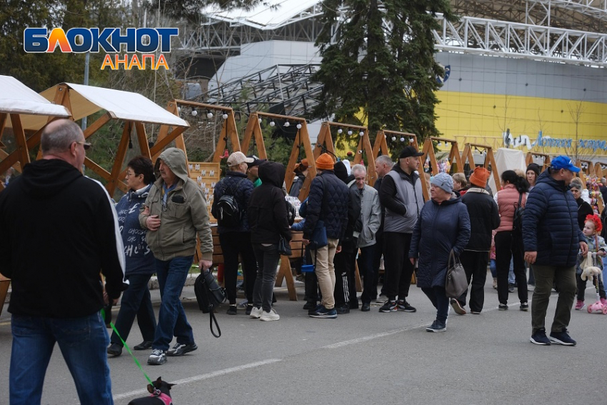 На Горького в Анапе не протолкнуться: горожане и гости курорта празднуют Масленицу