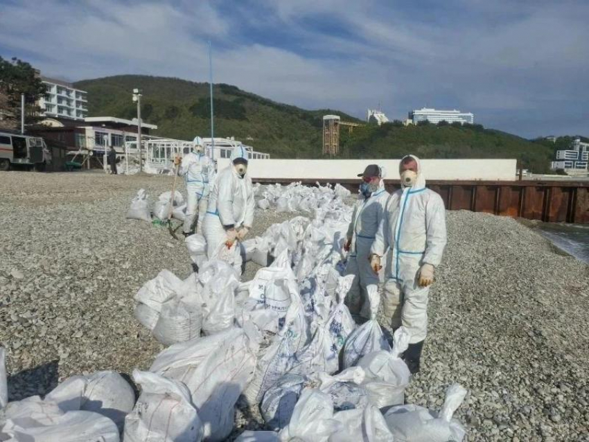 В Туапсе продолжается уборка прибрежной зоны от выброса нефтепродуктов 