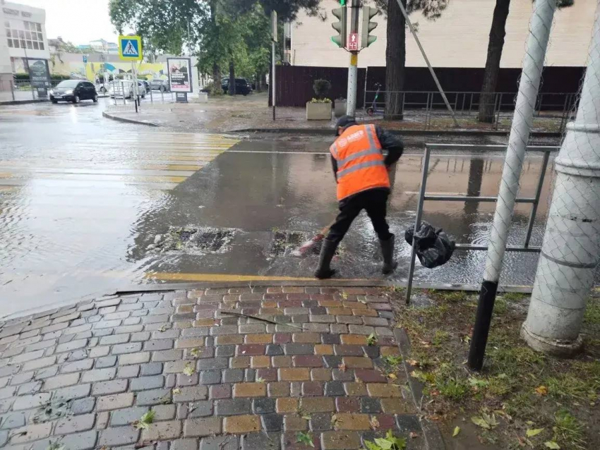 В Анапе после непогоды усилили уборку курортных улиц