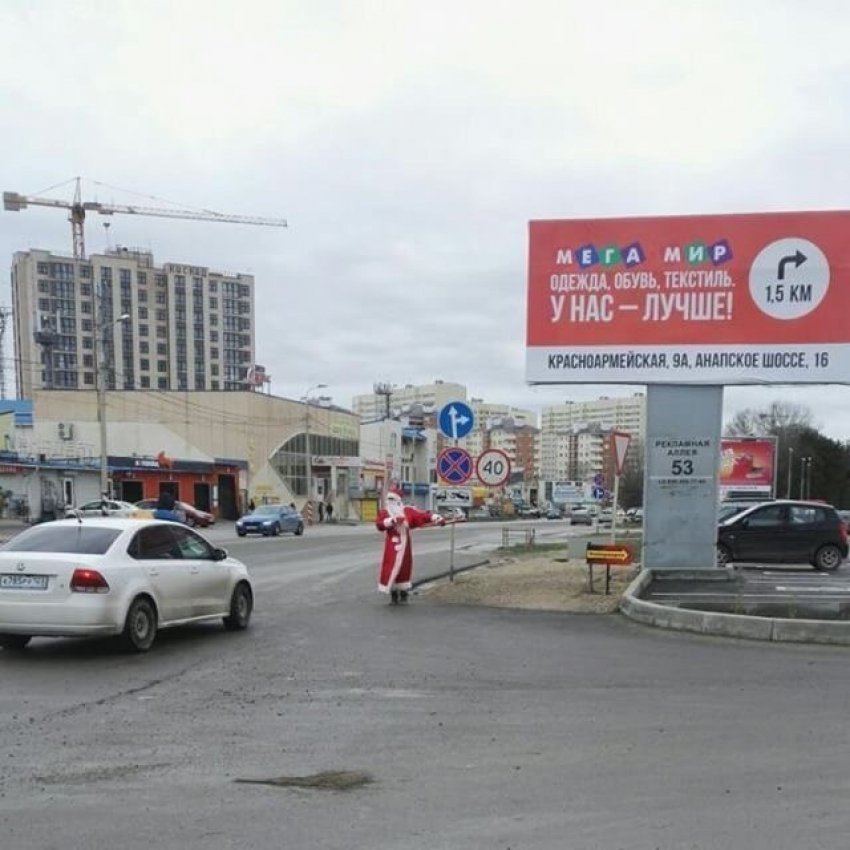 В Анапе на улице Чехова Дед Мороз танцует лезгинку