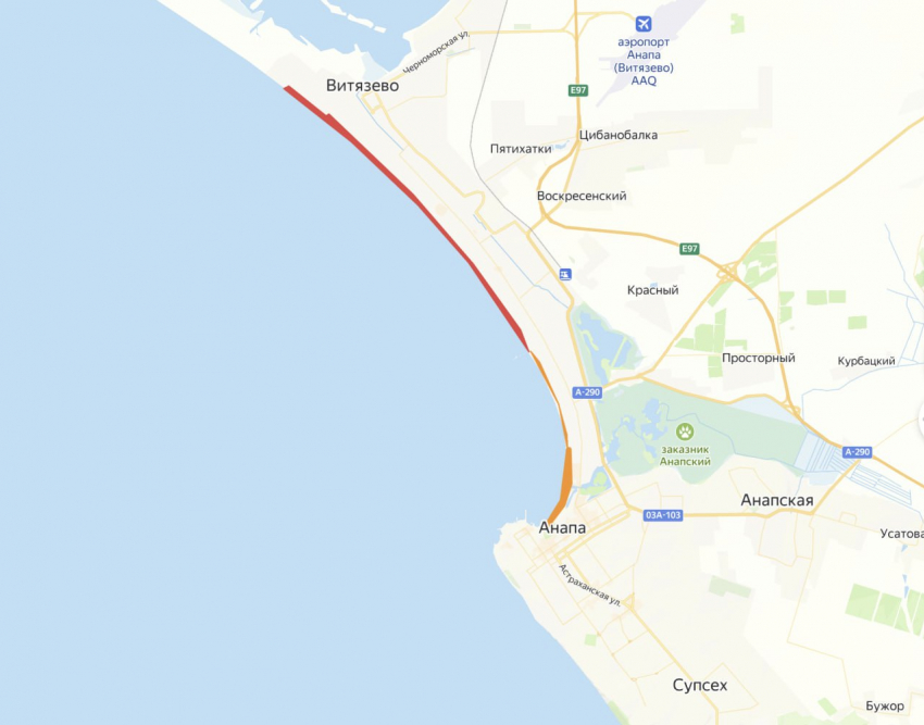 Спецтехника очистила уже более 10 км побережья Анапы