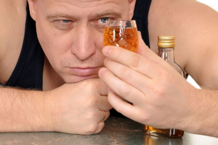 Как отличить поддельный алкоголь от качественного — Роспотребнадзор раскрыл секреты