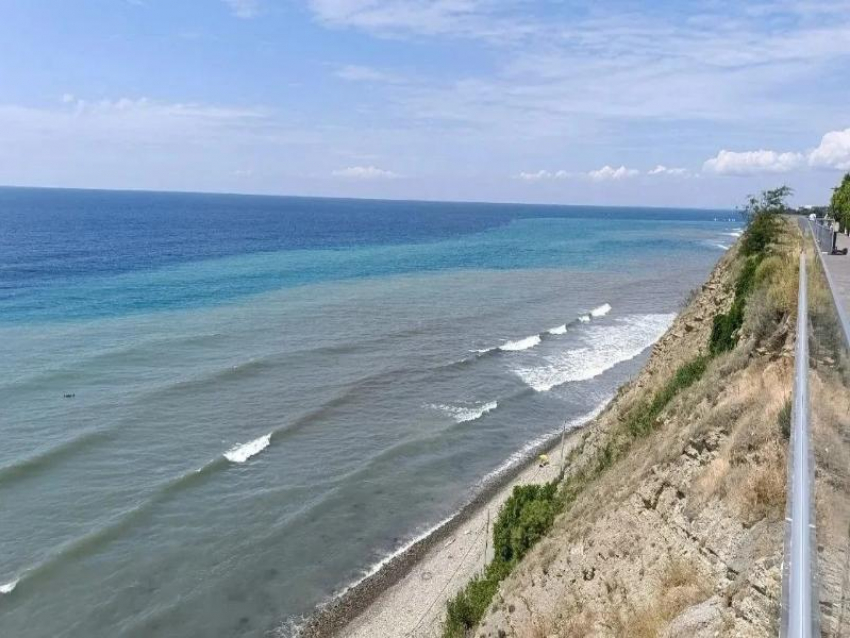 В Анапе запретили надувные матрасы и круги: отжимной ветер уносит в море