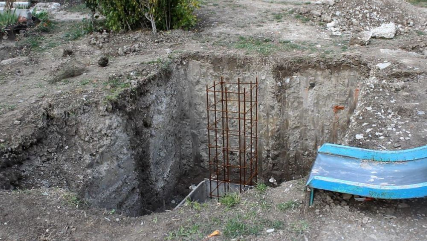 «Опасно для жизни!» - в п. Сукко повсюду разрыты ямы, из которых торчит железная арматура
