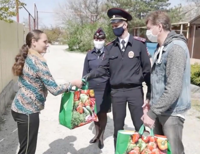 Полицейские в Анапе раздают нуждающимся продуктовые наборы