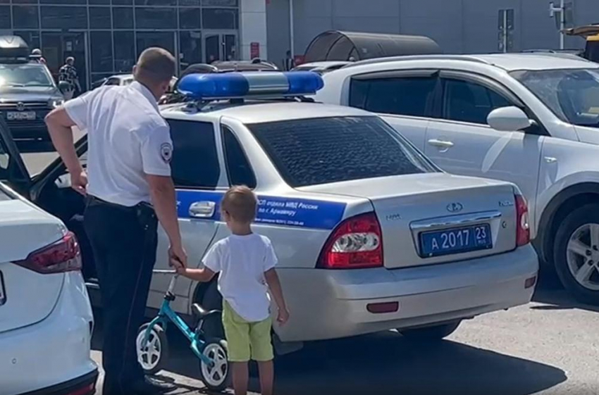 Маленький мальчик заблудился и не мог найти своих родителей на Анапском шоссе