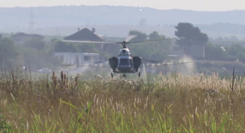 В Анапе, ликвидируя комаров, распыляют с вертолёта Бактицид