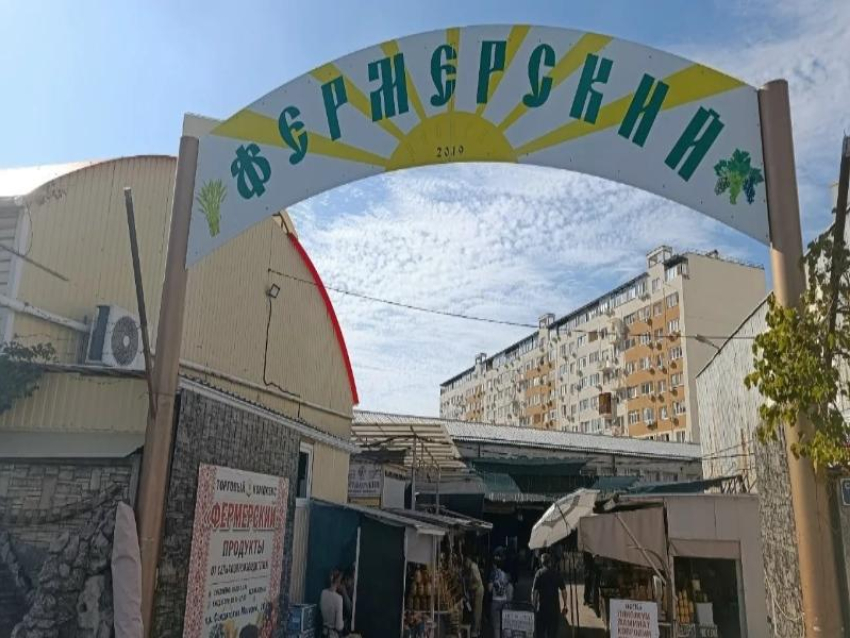Приставы у ворот: почему снова вспыхнул конфликт вокруг «Фермерского» рынка в Анапе